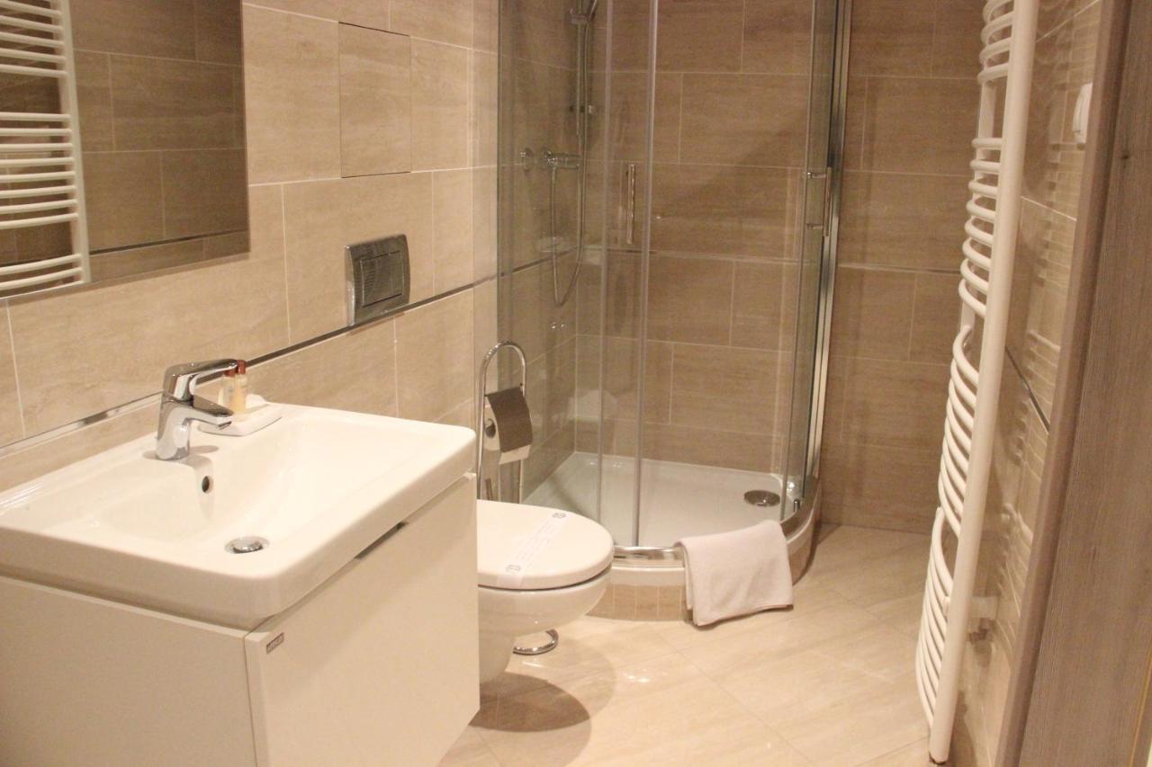 Element Prag Airport Apartment Eksteriør bilde